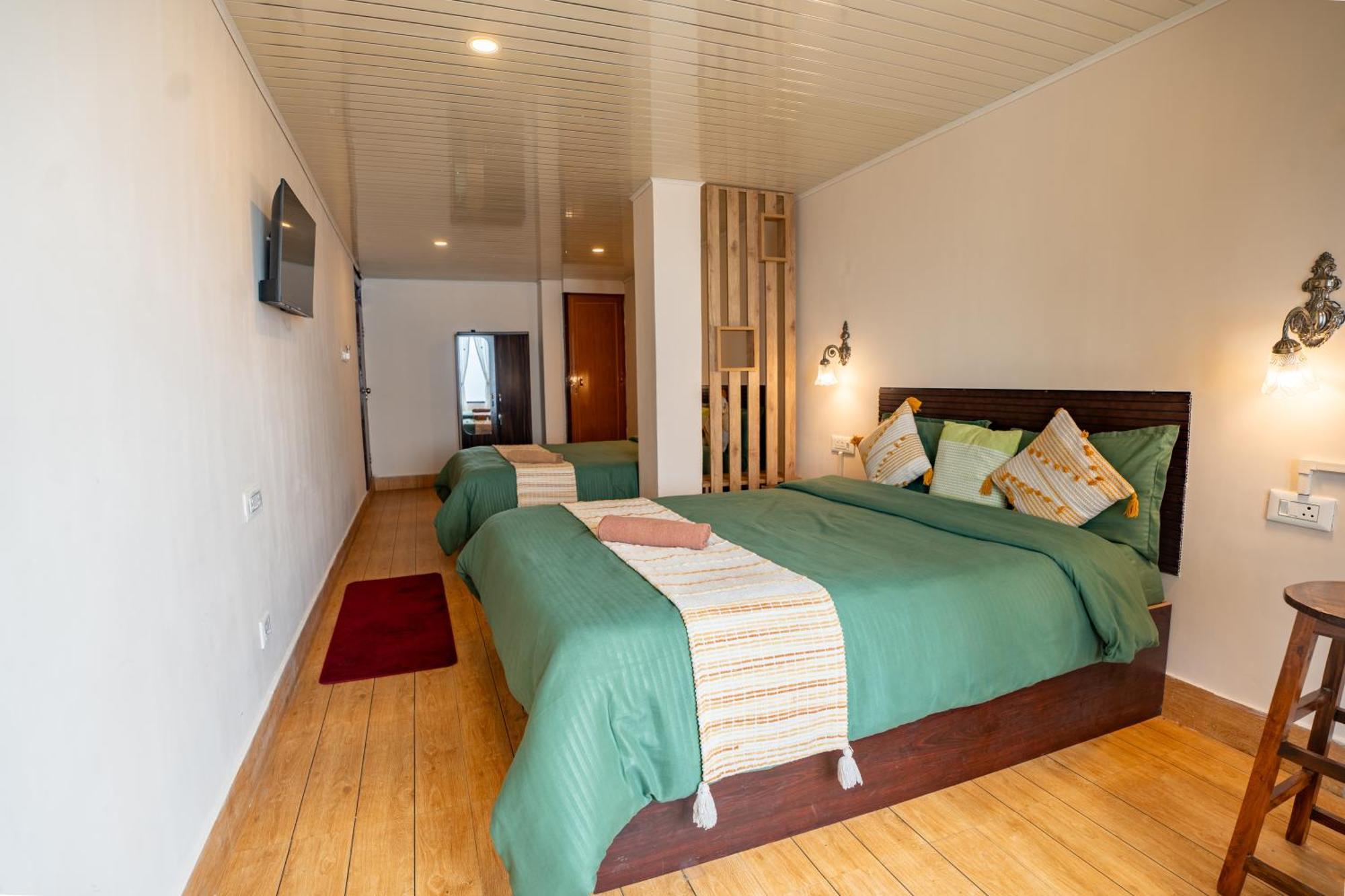 Monratino Himadrie -2 Mins Walk From Mall Road - All Rooms Have Kanchenjunga Mountain View Darjeeling  Bagian luar foto