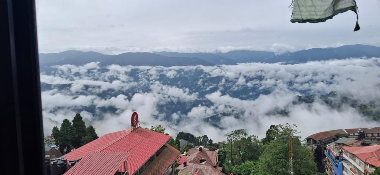 Monratino Himadrie -2 Mins Walk From Mall Road - All Rooms Have Kanchenjunga Mountain View Darjeeling  Bagian luar foto
