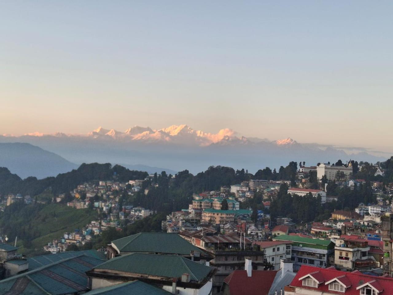 Monratino Himadrie -2 Mins Walk From Mall Road - All Rooms Have Kanchenjunga Mountain View Darjeeling  Bagian luar foto